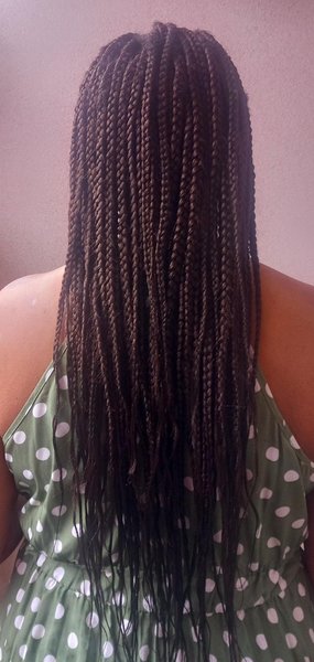 BRAIDS MOYENNES SUR CHEVEUX CREPUS 