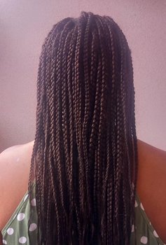 BRAIDS MOYENNES SUR CHEVEUX CREPUS 
