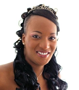 Chignon de mariée en demie queue avec cascade de boucles 