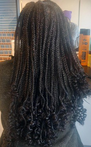 Coiffure Braids avec fini bouclé