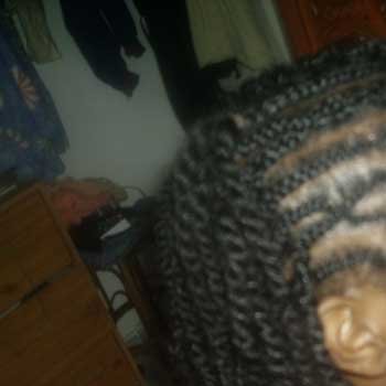 Coiffure sur enfant avec tresses et vanilles