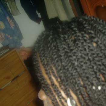 Coiffure sur enfant avec tresses et vanilles