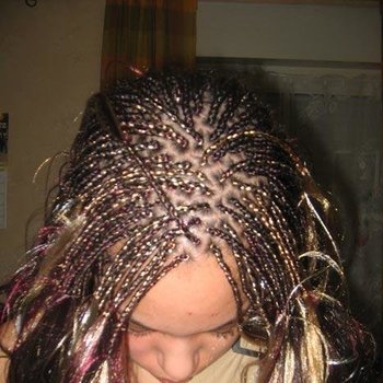 Coiffure tresses piquées