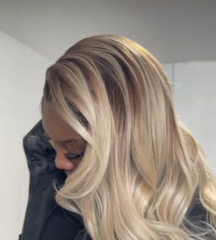 Coloration blond sur perruque sur mesure 