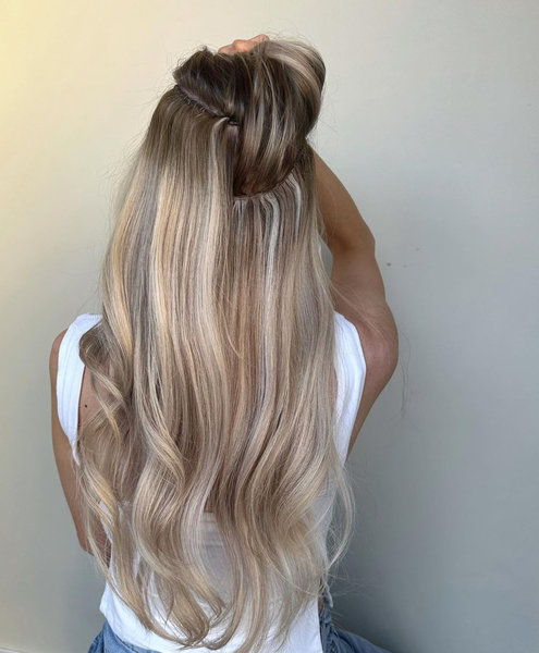 Coloration blond sur perruque sur mesure 