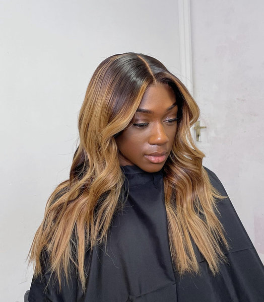 Coloration blond sur perruque sur mesure 
