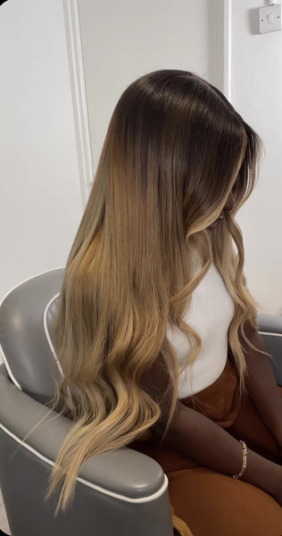 Coloration blond sur perruque sur mesure 