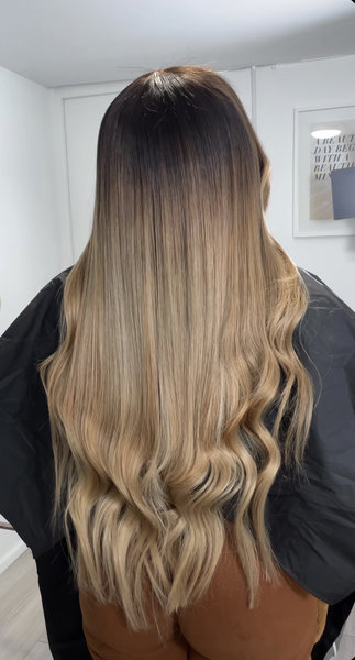 Coloration blond sur perruque sur mesure 