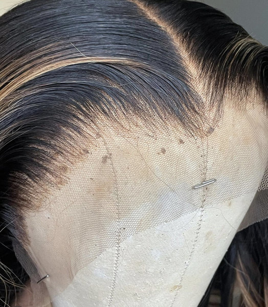 Coloration blond sur perruque sur mesure 