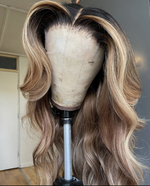 Coloration blond sur perruque sur mesure 