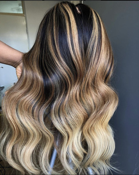 Coloration blond sur perruque sur mesure 