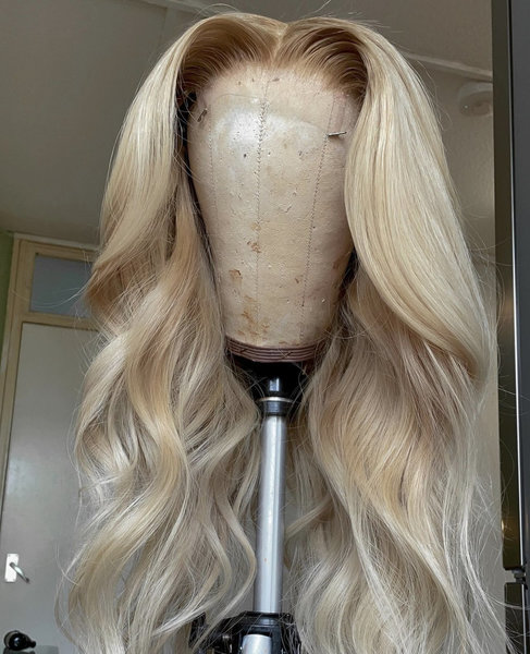 Coloration blond sur perruque sur mesure 