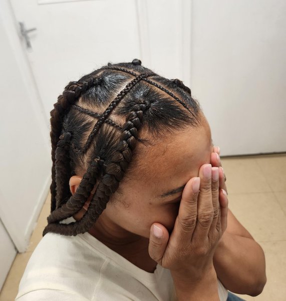 Jumbo braids avec détail entre les lignes 