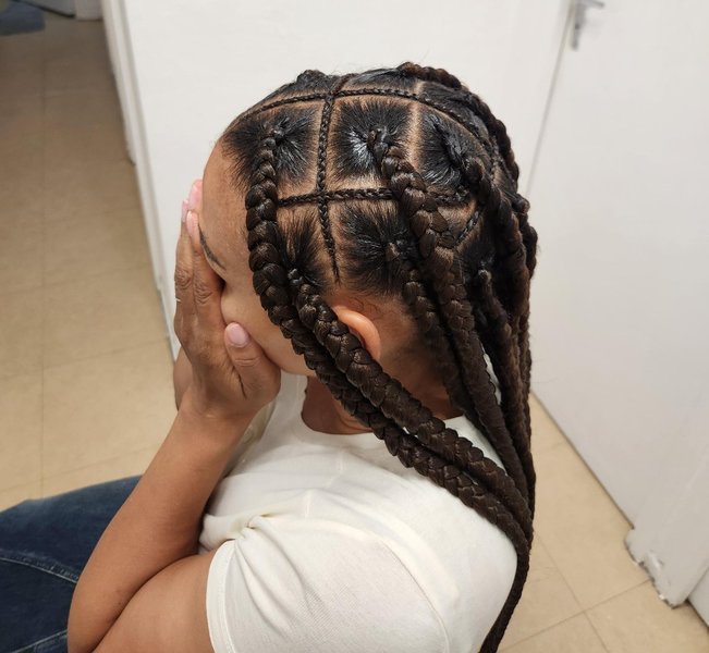 Jumbo braids avec détail entre les lignes 