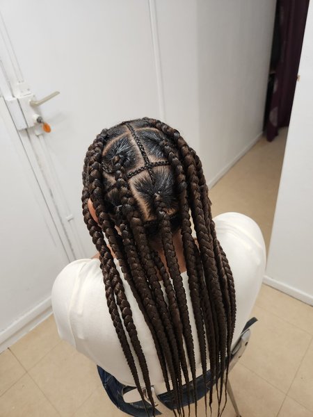 Jumbo braids avec détail entre les lignes 