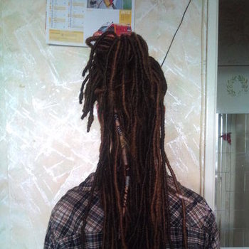 Longues extensions de fausses locks