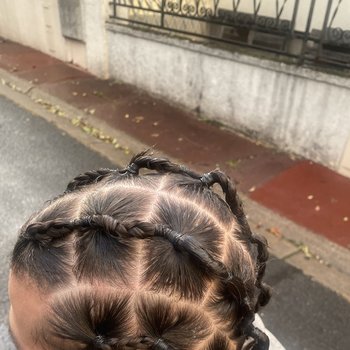 Nattes avec petits élastiques 