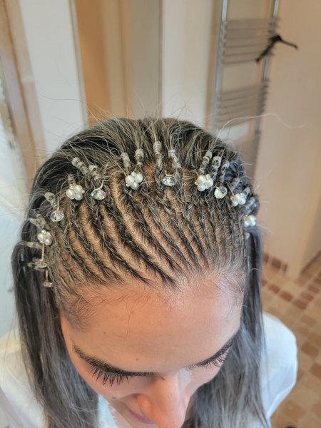 Nattes collées demi-tête, brushing (avec bijoux de tête)