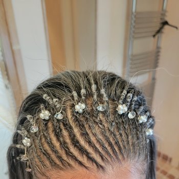 Nattes collées demi-tête, brushing (avec bijoux de tête)