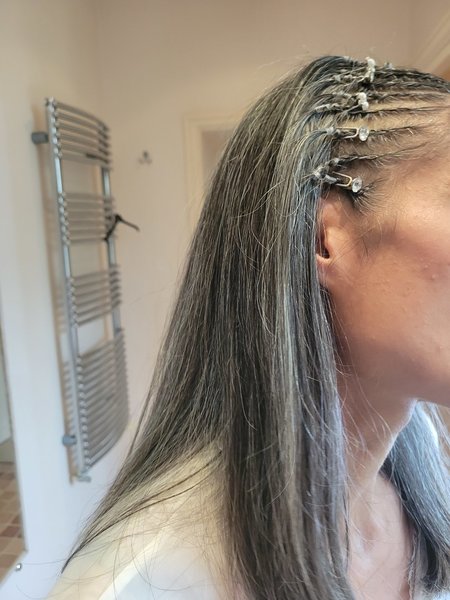 Nattes collées demi-tête, brushing (avec bijoux de tête)