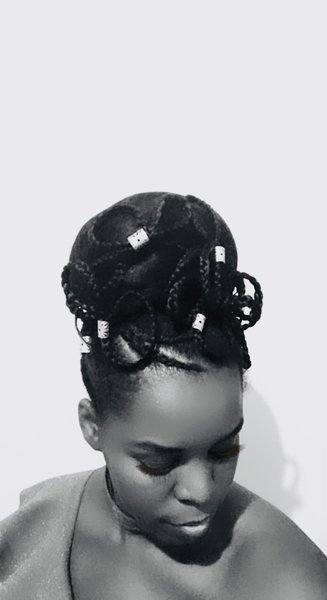 Soin et coiffure sur cheveux afro, chignon de mariée, tresses 