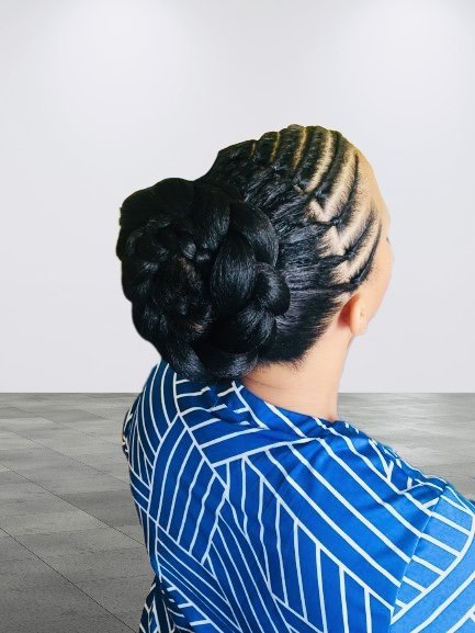 Soin et coiffure sur cheveux afro, chignon de mariée, tresses 