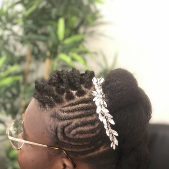 Soin et coiffure sur cheveux afro, chignon de mariée, tresses 