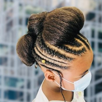 Soin et coiffure sur cheveux afro, chignon de mariée, tresses 