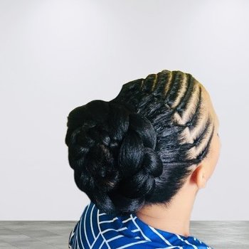 Soin et coiffure sur cheveux afro, chignon de mariée, tresses 