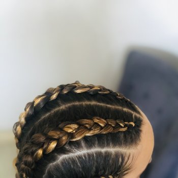 Soin et coiffure sur cheveux afro, chignon de mariée, tresses 