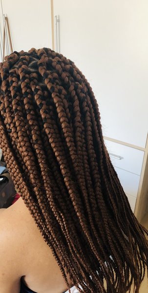 Soin et coiffure sur cheveux afro, chignon de mariée, tresses 