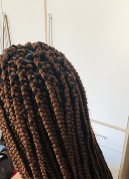 Soin et coiffure sur cheveux afro, chignon de mariée, tresses 