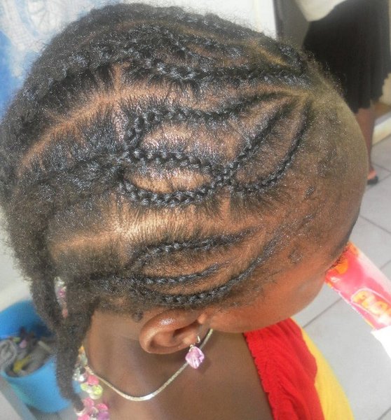 tresses avec motifs devant, et droites derrière
