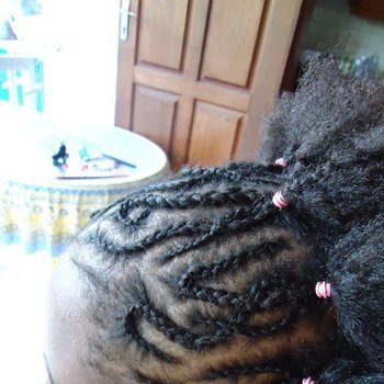 tresses devant ou encore 'courrone' 