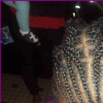 Tresses plaquées devant+Vanilles derrière. touche finale : vanilles twistées