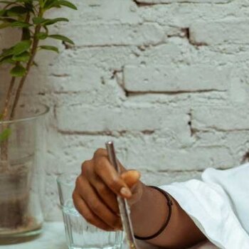 Photo de Ketut Subiyanto: https://www.pexels.com/fr-fr/photo/femme-smartphone-mur-naviguer-4353620/