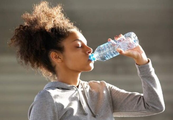 VERDAD O MITO: ¿EL AGUA HIDRATA EL CABELLO?