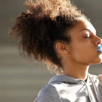 VERDAD O MITO: ¿EL AGUA HIDRATA EL CABELLO?