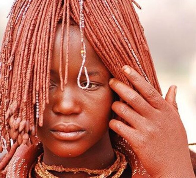 EMATITE: IL TRATTAMENTO DI BELLEZZA DELLE HIMBA