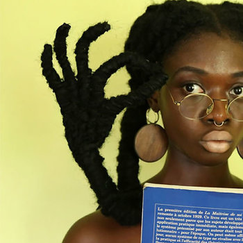 LÆTITIA KY DONNE VIE À SES CHEVEUX EN LES SCULPTANT 