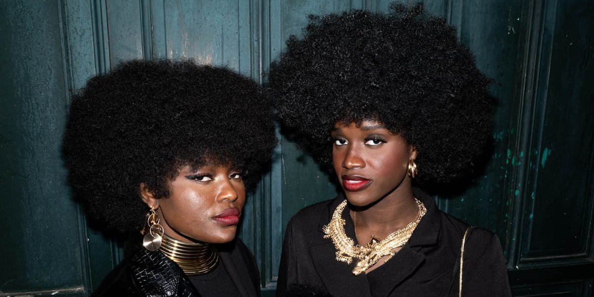 Comment associer efficacement vos boucles d’oreilles à vos coiffures afro?