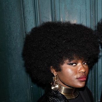 Comment associer efficacement vos boucles d’oreilles à vos coiffures afro?