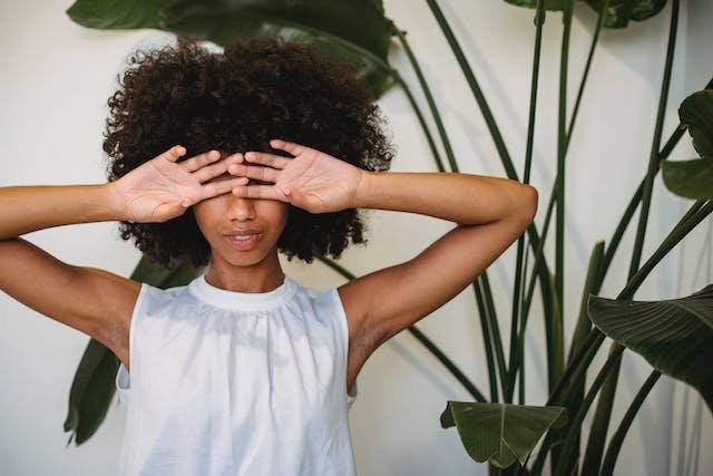 Harmonie de Style : Associer Coiffures Afro et Vêtements pour Chaque Occasion