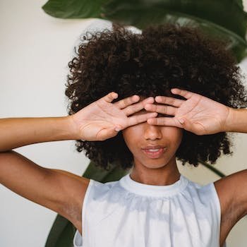 Harmonie de Style : Associer Coiffures Afro et Vêtements pour Chaque Occasion
