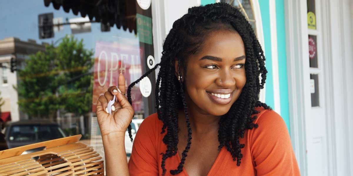 Photo de Ogo: https://www.pexels.com/fr-fr/photo/femme-portant-une-robe-a-col-en-v-orange-assis-sur-une-chaise-2434049/