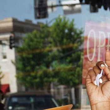 Photo de Ogo: https://www.pexels.com/fr-fr/photo/femme-portant-une-robe-a-col-en-v-orange-assis-sur-une-chaise-2434049/