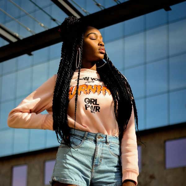 Photo de nappy: https://www.pexels.com/fr-fr/photo/femme-posant-pour-une-photo-1858985/