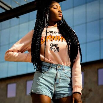 Photo de nappy: https://www.pexels.com/fr-fr/photo/femme-posant-pour-une-photo-1858985/