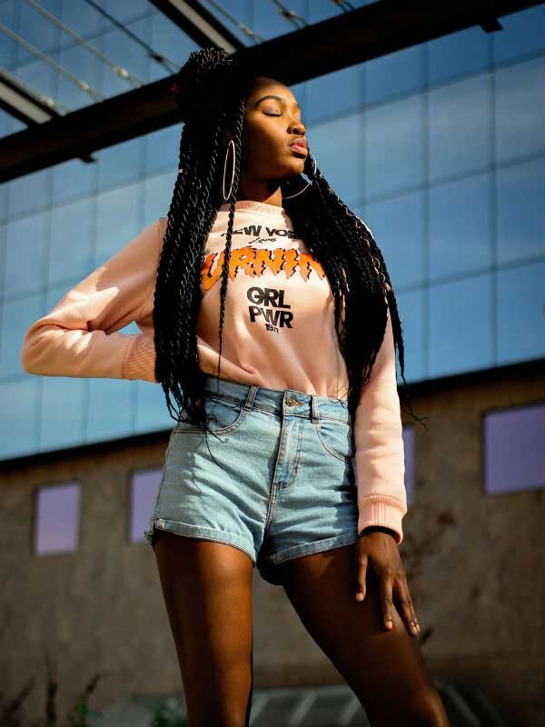 Photo de nappy: https://www.pexels.com/fr-fr/photo/femme-posant-pour-une-photo-1858985/