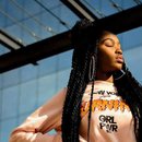 Photo de nappy: https://www.pexels.com/fr-fr/photo/femme-posant-pour-une-photo-1858985/